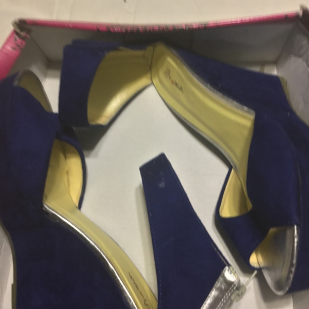 Shoes - Picture 2 of 6